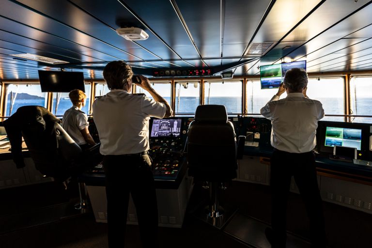 https://www.gettyimages.co.uk/detail/photo/captain-and-officers-on-the-bridge-of-a-ship-royalty-free-image/650158808?phrase=cruise+ship&adppopup=true