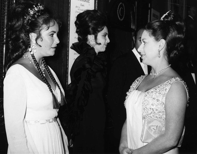 https://www.gettyimages.co.uk/detail/news-photo/elizabeth-taylor-with-princess-margaret-at-the-premiere-of-news-photo/1450832951
