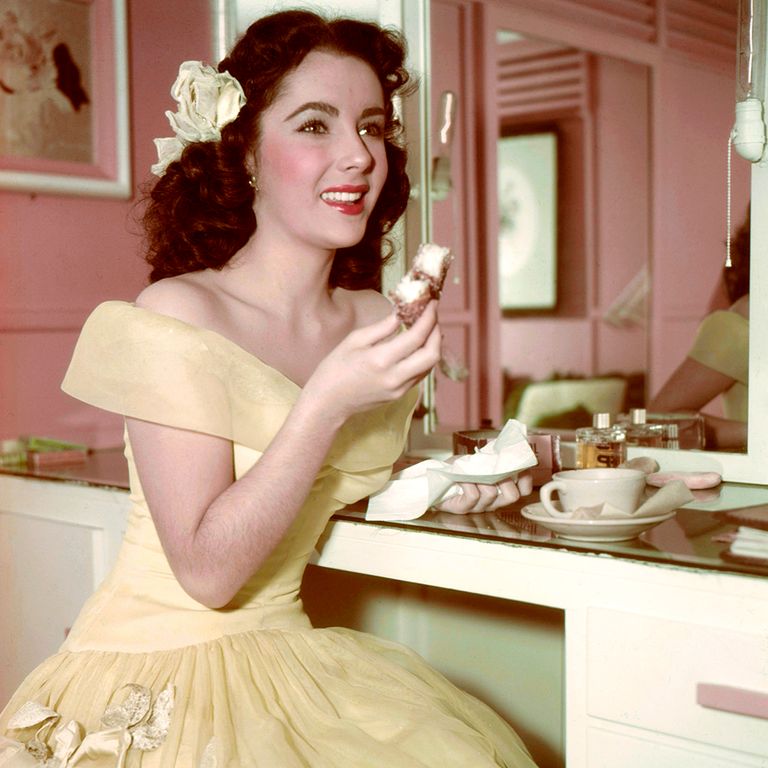 https://www.gettyimages.co.uk/detail/news-photo/actress-elizabeth-taylor-enjoys-tea-and-a-cake-in-her-news-photo/90060527
