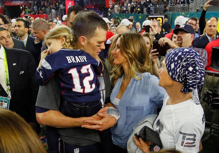 https://www.gettyimages.co.uk/detail/news-photo/tom-brady-of-the-new-england-patriots-celebrates-with-wife-news-photo/633957142