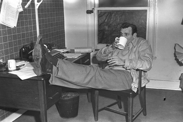 https://www.gettyimages.co.uk/detail/news-photo/comedian-actor-and-writer-eric-sykes-drinking-a-cup-of-tea-news-photo/1325238810