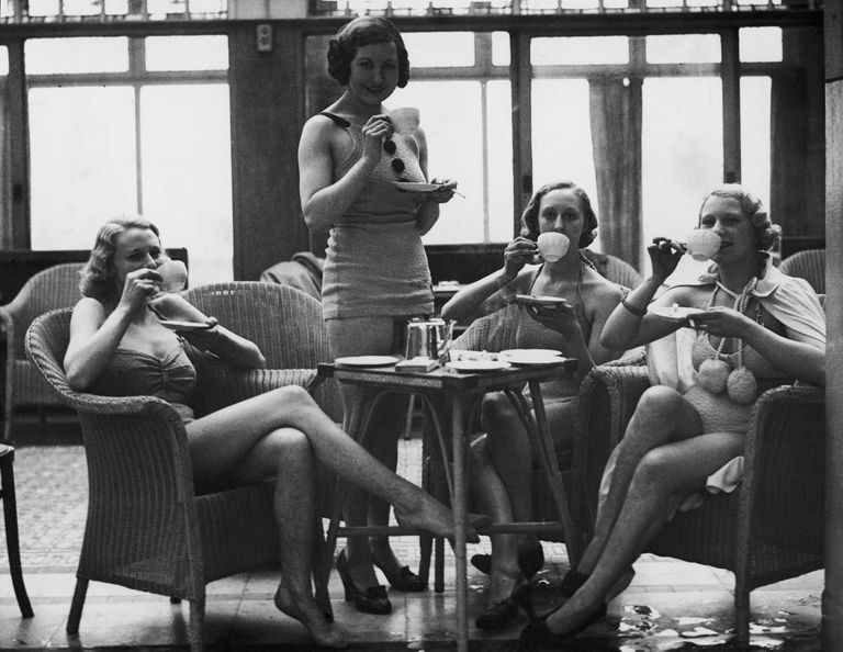 https://www.gettyimages.co.uk/detail/news-photo/holidaymakers-enjoying-a-cup-of-tea-in-the-sun-lounge-at-news-photo/3276867
