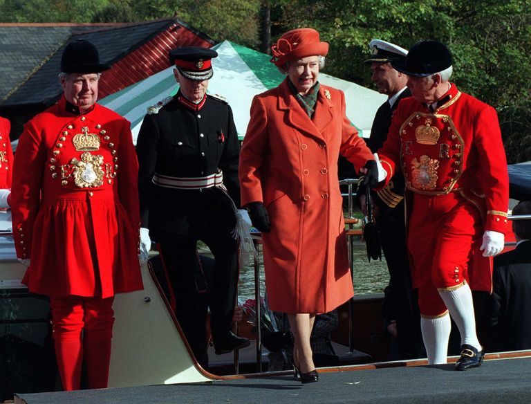 https://www.gettyimages.co.uk/detail/news-photo/her-majesty-the-queen-steps-off-the-royal-barge-flanked-by-news-photo/830095004?adppopup=true