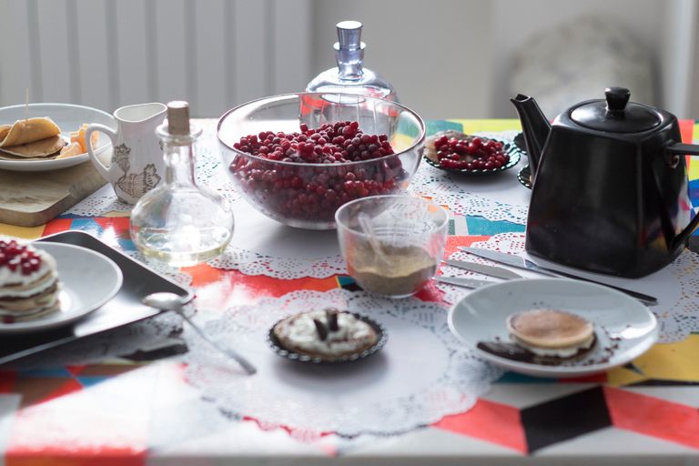 https://www.gettyimages.co.uk/detail/photo/breakfast-table-with-tea-pastries-and-fruit-on-lace-royalty-free-image/643997361?phrase=Lace+doilies