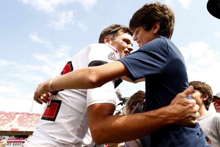 https://www.gettyimages.co.uk/detail/news-photo/tom-brady-of-the-tampa-bay-buccaneers-hugs-his-son-john-news-photo/1427332535