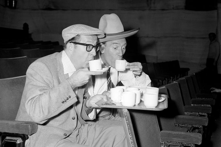 https://www.gettyimages.co.uk/detail/news-photo/american-comedian-phil-silvers-is-introduced-to-the-joys-of-news-photo/3333155