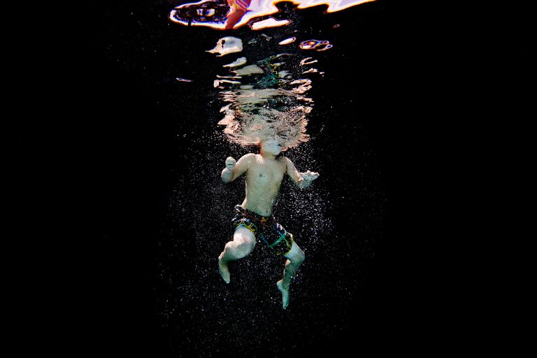 https://www.gettyimages.co.uk/detail/photo/young-male-swimmer-treading-water-royalty-free-image/125409638?phrase=treading+water&adppopup=true