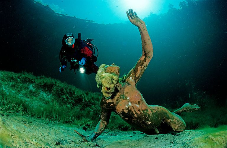 https://www.gettyimages.com/detail/news-photo/scuba-diver-in-mountain-lake-king-ludwig-mermaid-germany-news-photo/549032707?adppopup=true