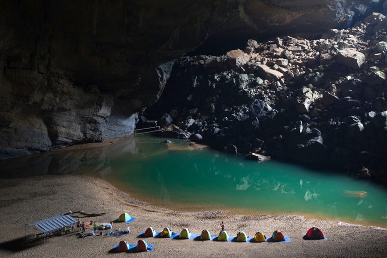 https://www.gettyimages.co.uk/detail/photo/worlds-largest-cave-han-son-doong-royalty-free-image/824788998?phrase=Son+Doong&adppopup=true