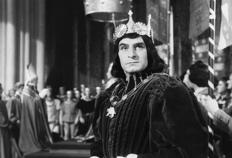https://www.gettyimages.co.uk/detail/news-photo/sir-laurence-olivier-plays-the-title-role-in-shakespeares-news-photo/3300571