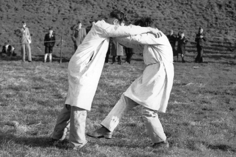 https://www.gettyimages.co.uk/detail/news-photo/shin-kicking-contest-at-chipping-campden-glos-may-1951-news-photo/1450626243