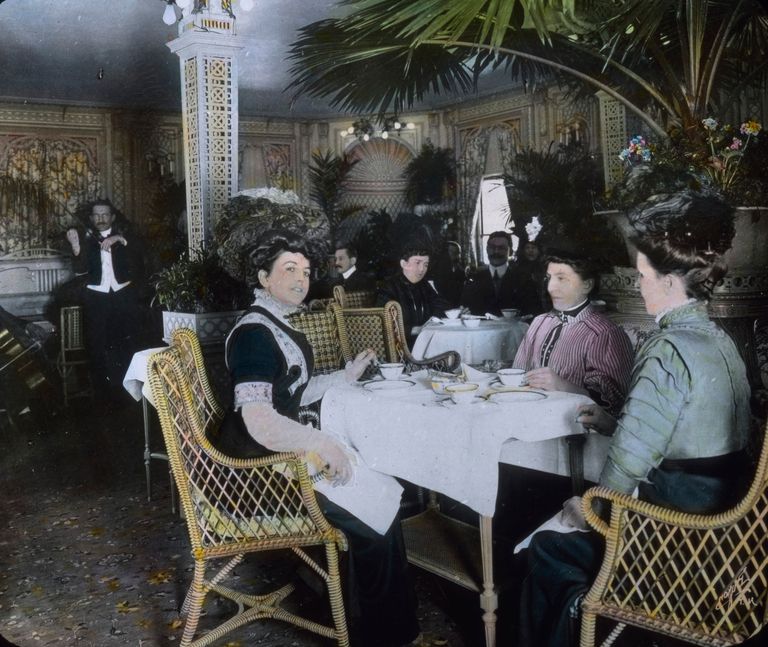 https://www.gettyimages.co.uk/detail/news-photo/teatime-on-the-rms-titanic-ladies-sitting-around-a-small-news-photo/879023378