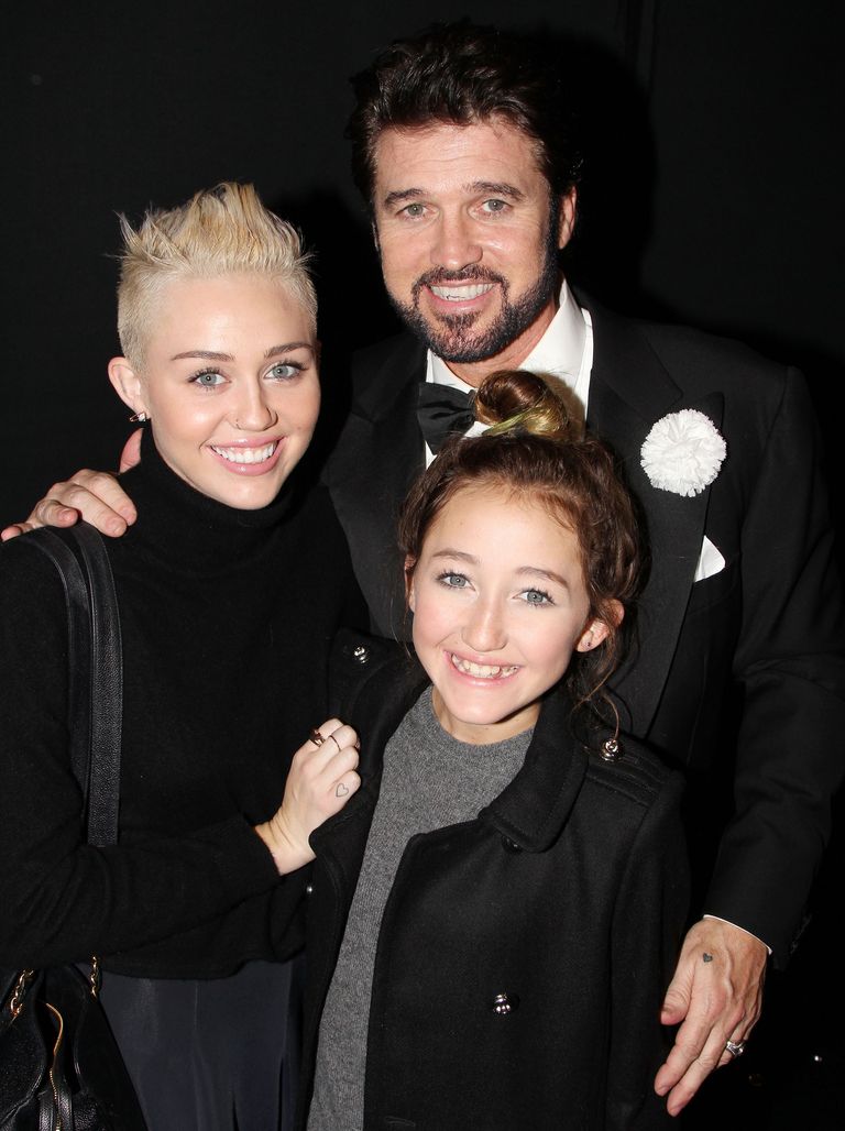 https://www.gettyimages.co.uk/detail/news-photo/miley-cyrus-billy-ray-cyrus-and-noah-cyrus-pose-backstage-news-photo/156711136