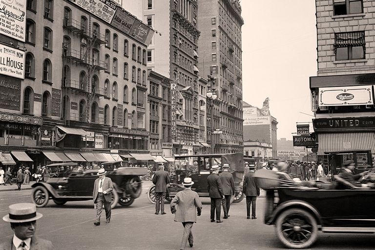 https://www.gettyimages.com/detail/news-photo/1910s-1920s-east-42nd-street-from-fifth-avenue-see-top-of-news-photo/1062097568