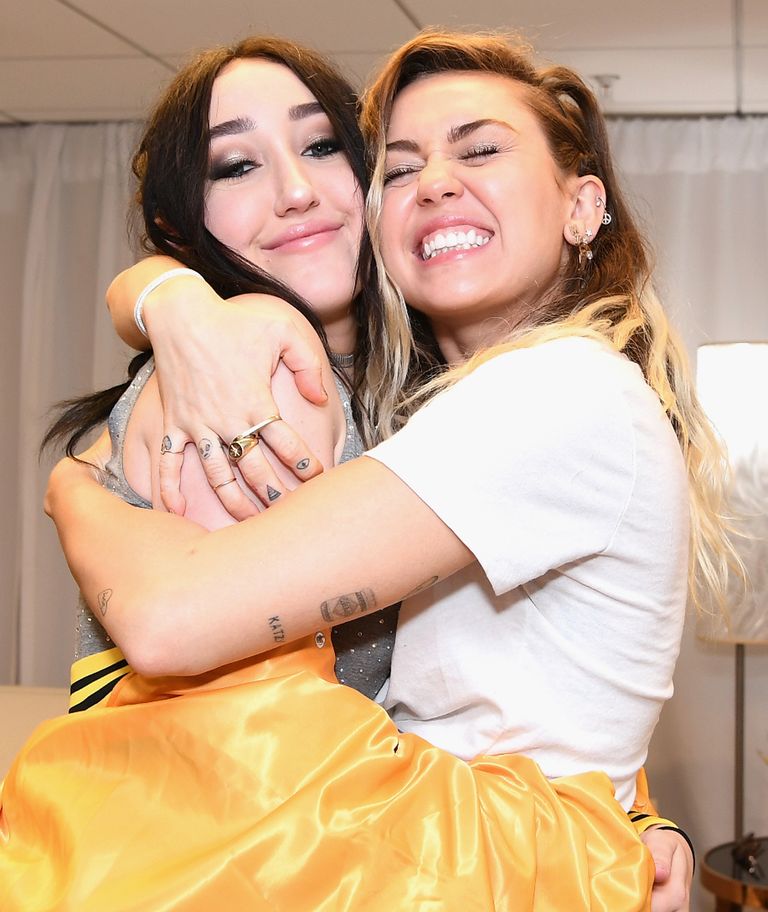 https://www.gettyimages.co.uk/detail/news-photo/noah-cyrus-and-miley-cyrus-attend-iheartsummer-17-weekend-news-photo/694644770