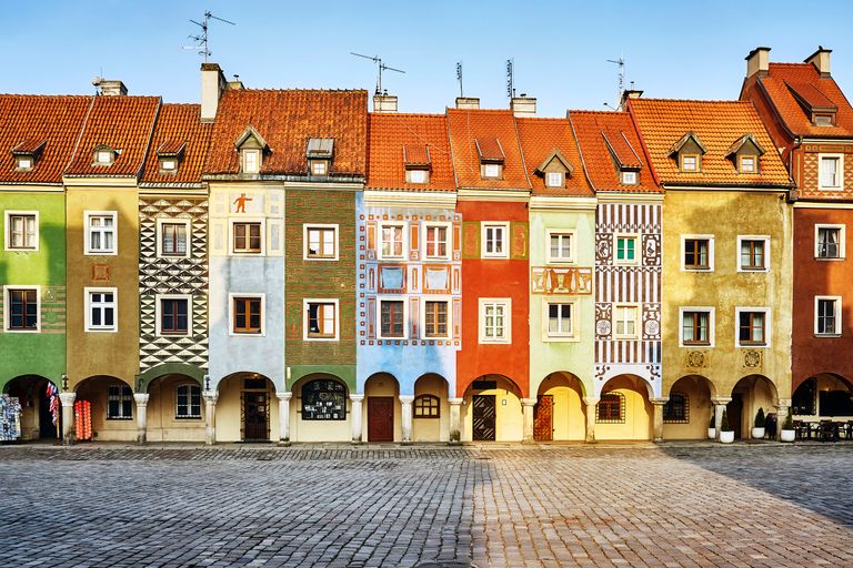 https://www.gettyimages.co.uk/detail/photo/merchant-houses-in-the-poznan-old-market-square-royalty-free-image/939982742