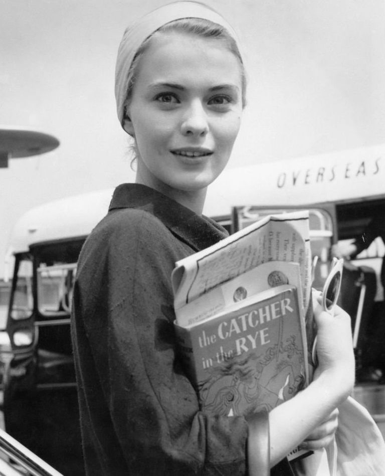 https://www.gettyimages.co.uk/detail/news-photo/american-actress-jean-seberg-arrives-at-an-airport-carrying-news-photo/954611732