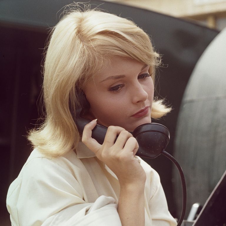 https://www.gettyimages.com/detail/news-photo/american-actress-carol-lynley-on-the-telephone-circa-1965-news-photo/1184650603