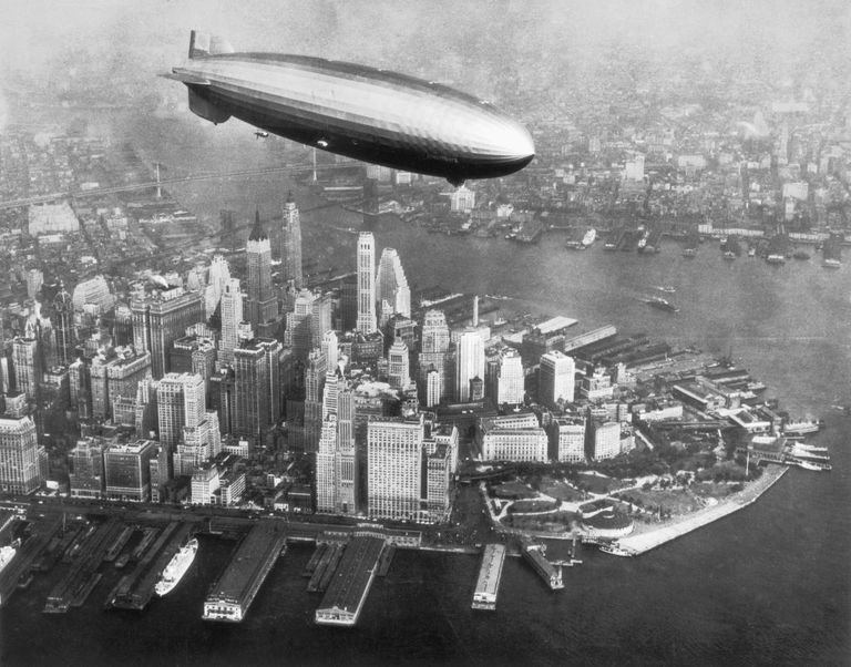 https://www.gettyimages.co.uk/detail/news-photo/the-hindenburg-airship-flies-over-the-hudson-river-and-news-photo/3205736