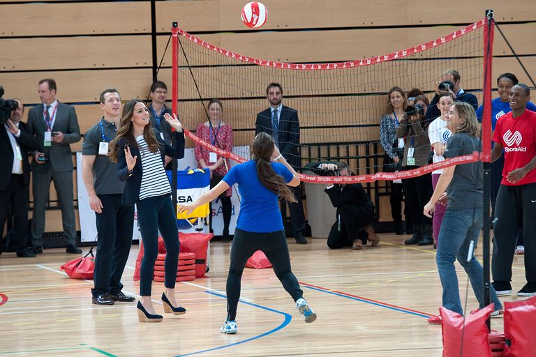 https://www.gettyimages.co.uk/detail/news-photo/catherine-duchess-of-cambridge-plays-volleyball-in-high-news-photo/185203591?adppopup=true
