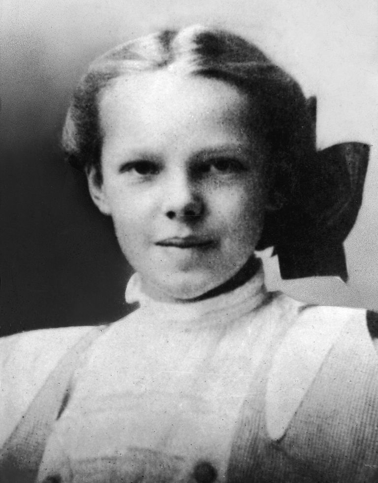 https://www.gettyimages.co.uk/detail/news-photo/american-aviator-amelia-earhart-as-young-girl-1904-news-photo/56963940