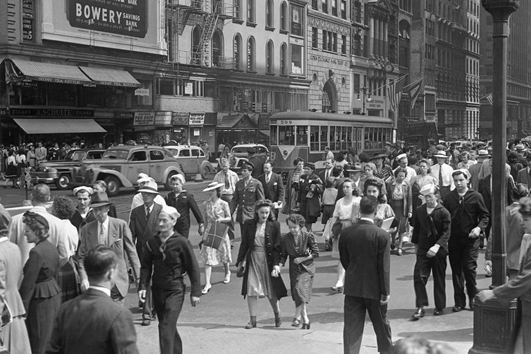 https://www.gettyimages.com/detail/photo/busy-new-york-city-street-royalty-free-image/53289014?phrase=newyork+police+search+vintage