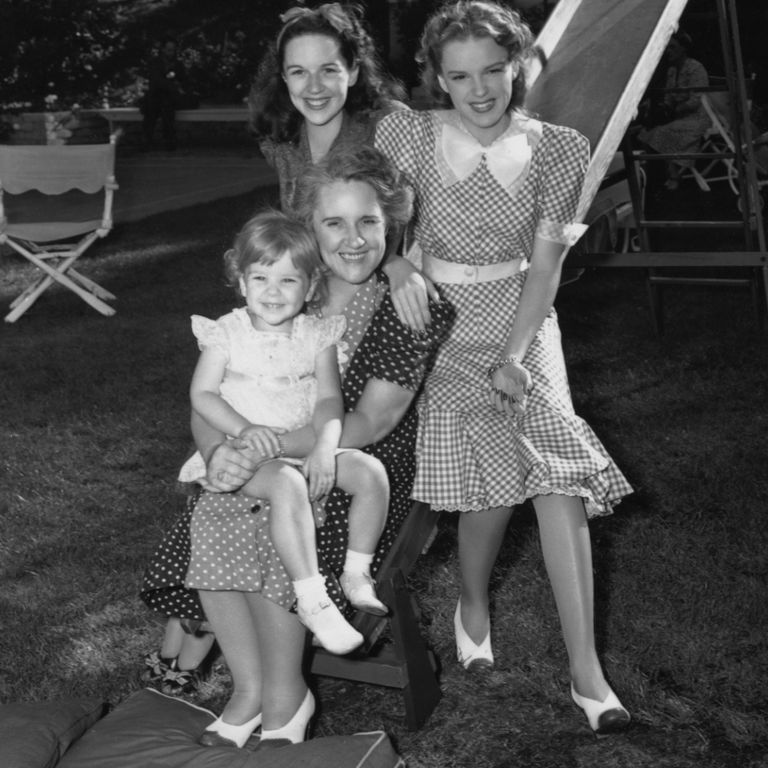 https://www.gettyimages.co.uk/detail/news-photo/american-actress-and-singer-judy-garland-with-her-mother-news-photo/665408309