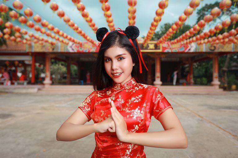 https://www.gettyimages.com/detail/photo/beautiful-young-asian-woman-in-red-chinese-dress-royalty-free-image/1493027512?phrase=Mandarin+Chinese