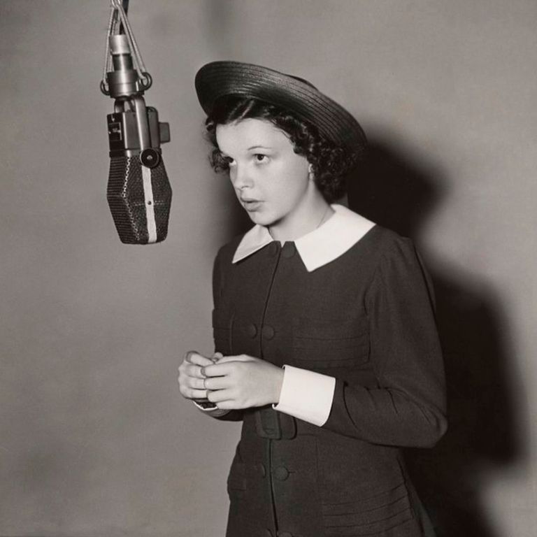 https://www.gettyimages.co.uk/detail/news-photo/actress-judy-garland-in-a-scene-from-the-movie-broadway-news-photo/1065230510