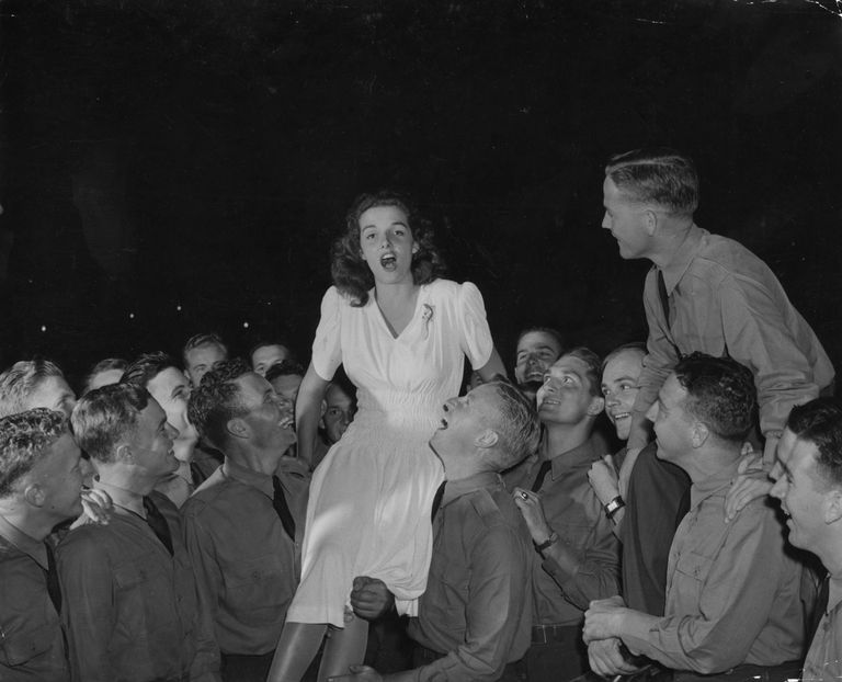 https://www.gettyimages.com/detail/news-photo/screen-actress-jane-russell-entertains-american-troops-news-photo/2665292?adppopup=true