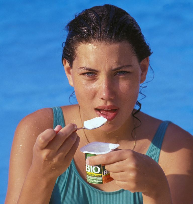 https://www.gettyimages.co.uk/detail/news-photo/jeune-femme-mangeant-un-yaourt-bio-sur-une-plage-en-france-news-photo/947548196?adppopup=true