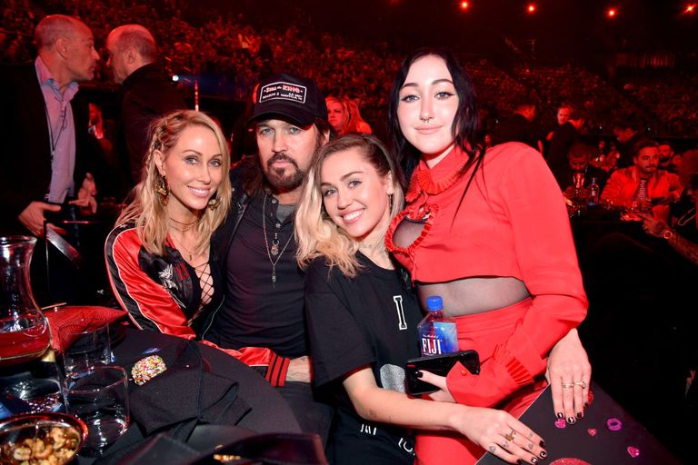 https://www.gettyimages.co.uk/detail/news-photo/tish-cyrus-and-singer-songwriters-billy-ray-cyrus-miley-news-photo/648421882
