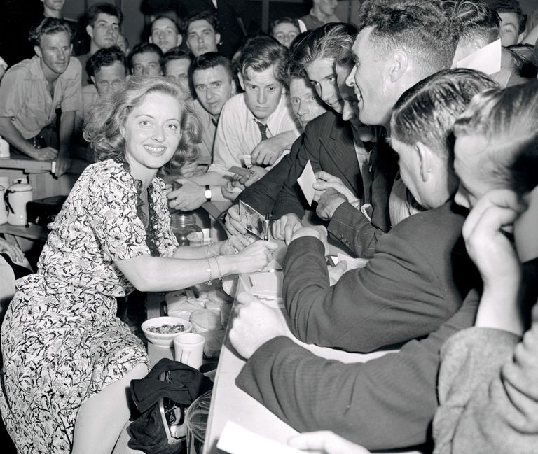 https://www.gettyimages.co.uk/detail/news-photo/bette-davis-deserts-her-own-hollywood-stage-door-canteen-news-photo/517732630