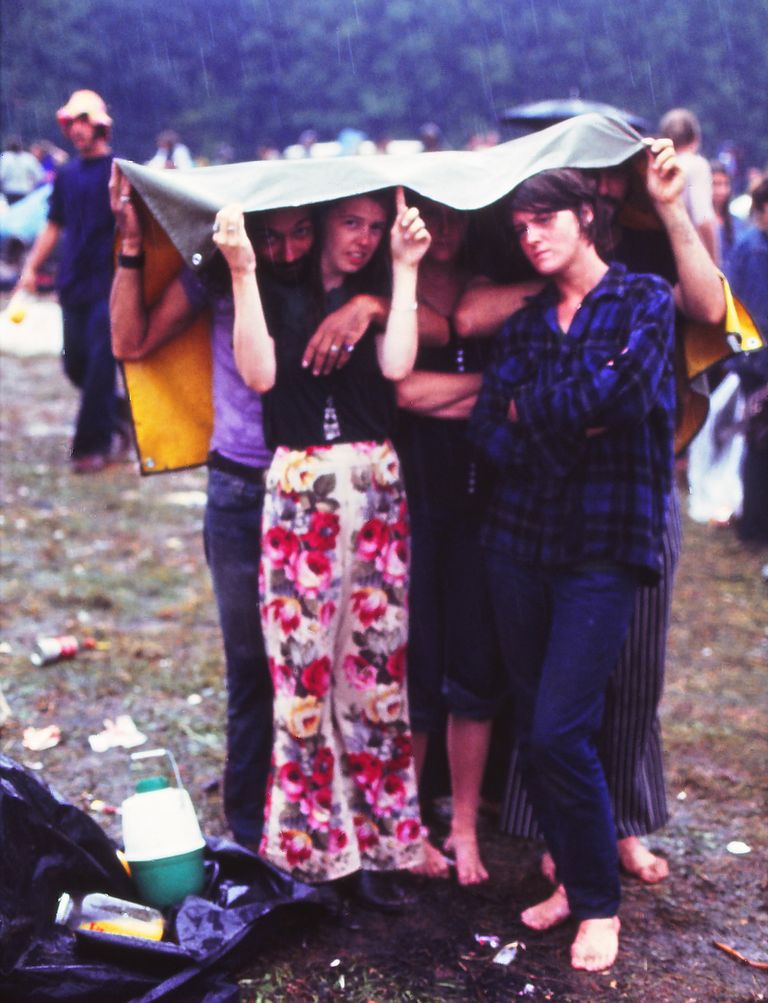 https://www.gettyimages.co.uk/detail/news-photo/people-under-the-rain-at-the-woodstock-music-festival-1969-news-photo/1250485930