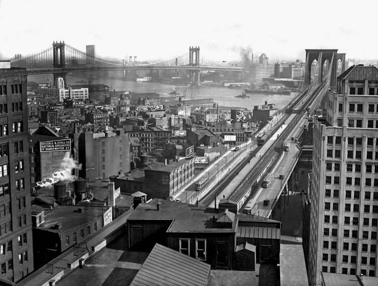 https://www.gettyimages.co.uk/detail/news-photo/view-of-the-brooklyn-bridge-at-right-with-the-manhattan-news-photo/146245340