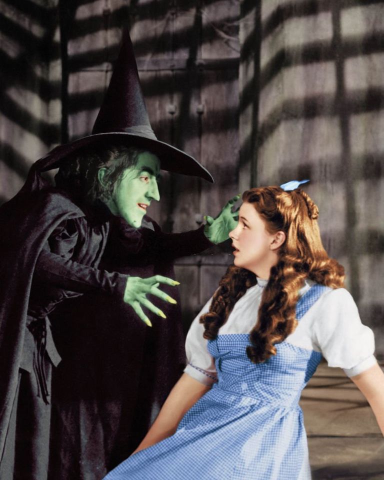 https://www.gettyimages.co.uk/detail/news-photo/margaret-hamilton-as-the-wicked-witch-and-judy-garland-as-news-photo/71715706