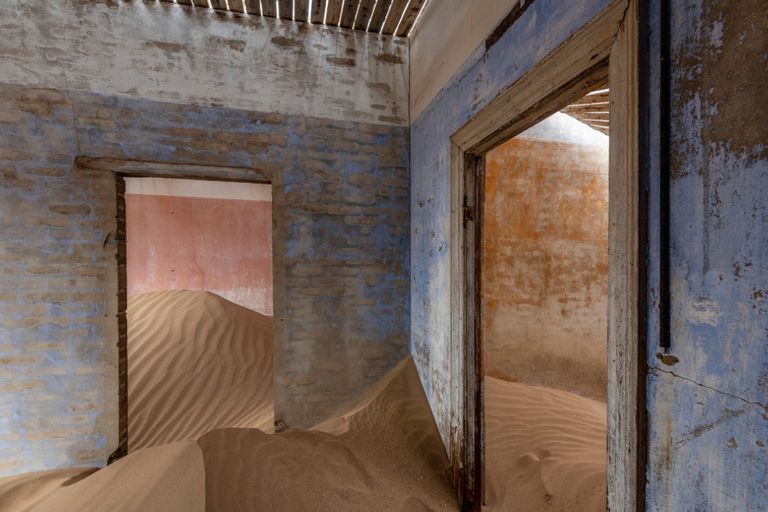 https://www.gettyimages.co.uk/detail/photo/abandoned-ghost-town-of-kolmanskop-in-namibia-royalty-free-image/1147513514?phrase=dusty+room