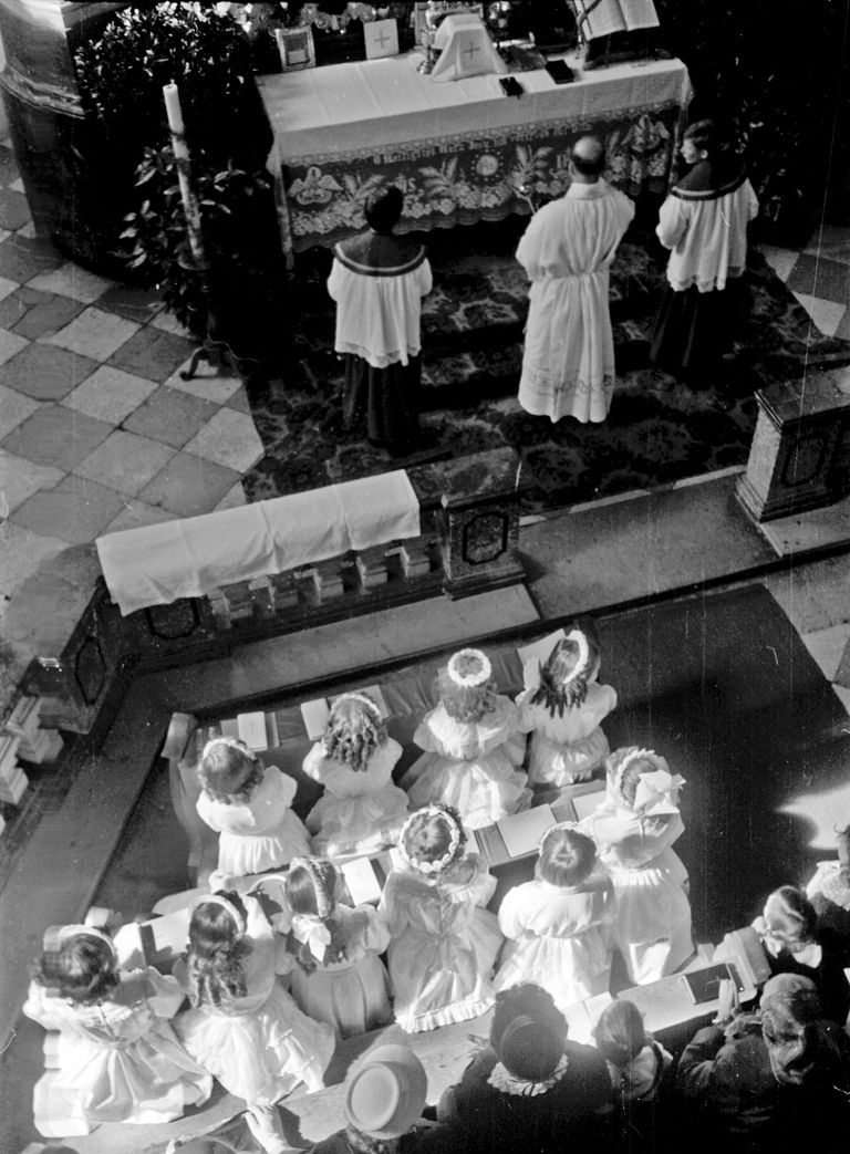 https://www.gettyimages.co.uk/detail/news-photo/germany-circa-1950-neuhaus-girls-in-the-church-at-communion-news-photo/1281977893
