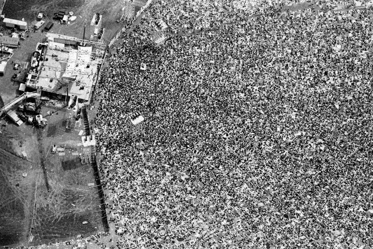 https://www.gettyimages.co.uk/detail/news-photo/an-aerial-view-of-the-crowd-and-stage-at-the-woodstock-news-photo/1167600348