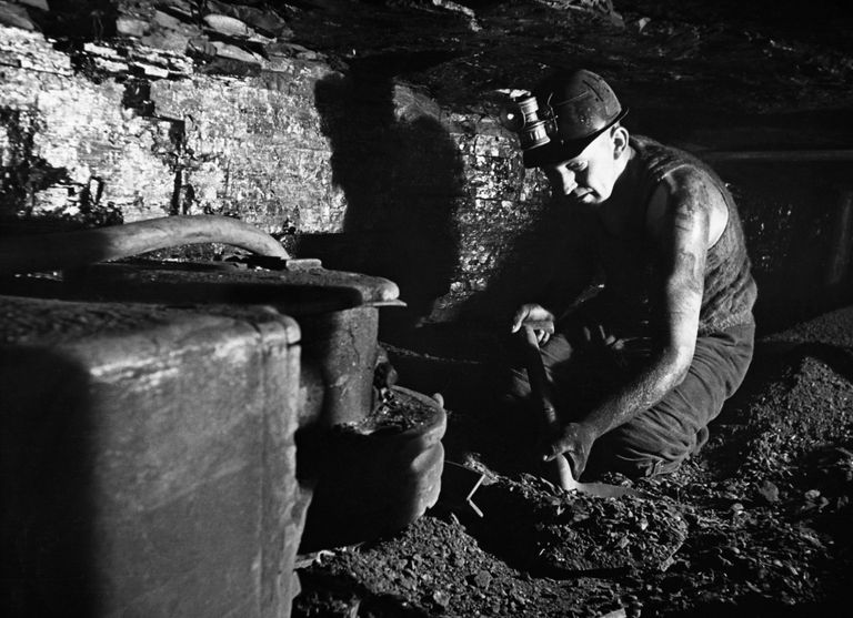 https://www.gettyimages.com/detail/news-photo/miner-uses-a-shovel-to-dig-away-the-coal-at-ashington-news-photo/613477248