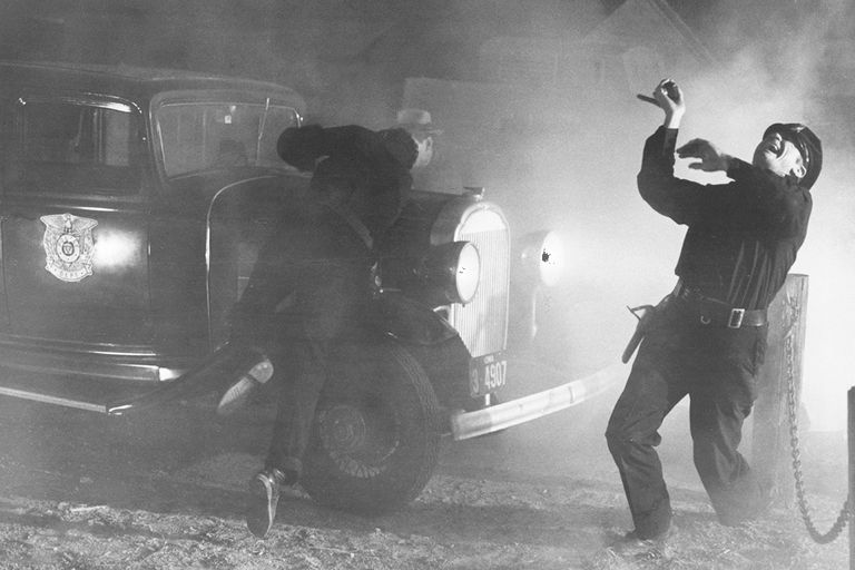 https://www.gettyimages.com/detail/news-photo/policeman-is-shot-in-a-scene-from-the-film-bonnie-and-clyde-news-photo/118605212