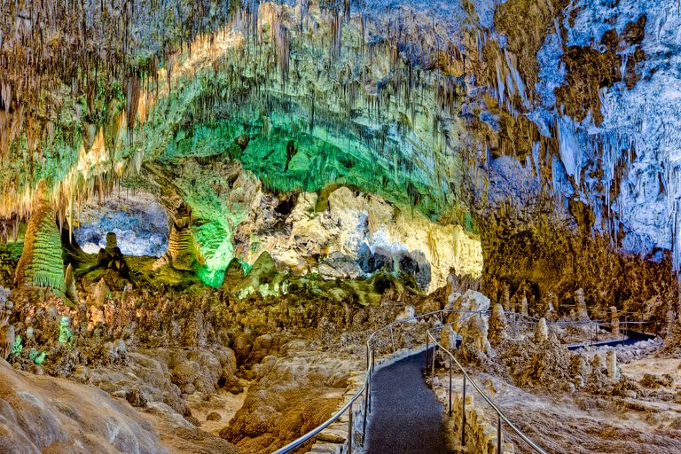 https://www.gettyimages.co.uk/detail/photo/walkway-leading-into-the-big-room-carlsbad-caverns-royalty-free-image/520199960?phrase=Carlsbad+Cavern&adppopup=true