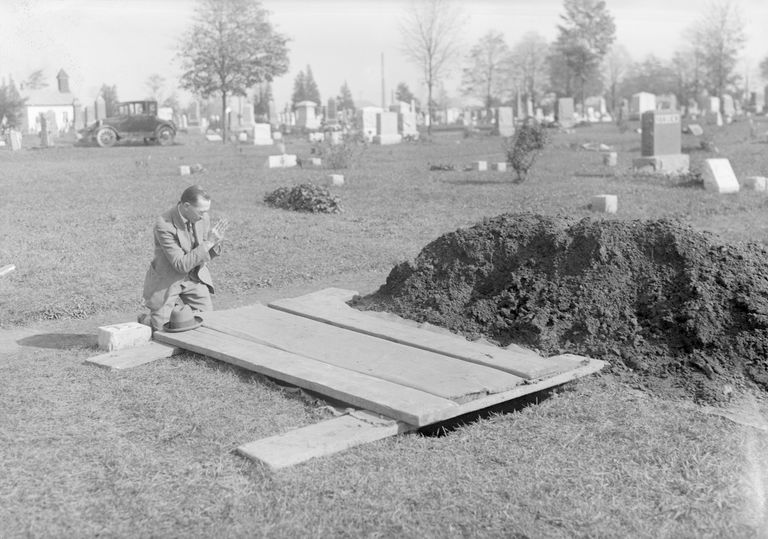 https://www.gettyimages.co.uk/detail/news-photo/jimmy-mills-kneels-in-prayer-at-the-open-grave-of-his-wife-news-photo/515567422