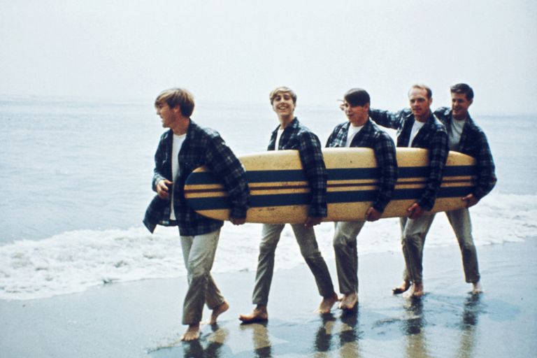 https://www.gettyimages.co.uk/detail/news-photo/rock-and-roll-band-the-beach-boys-walk-along-the-beach-news-photo/73906713
