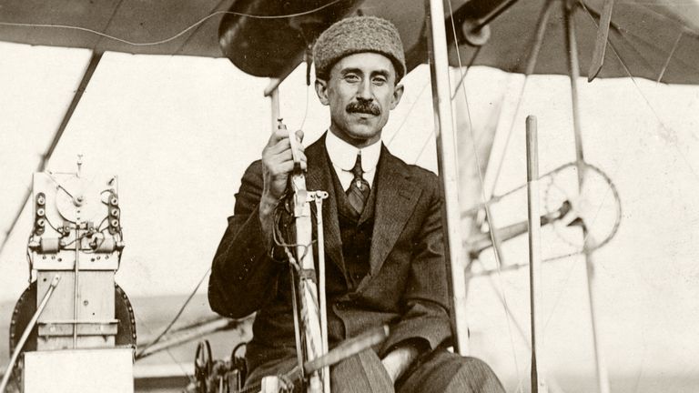 https://www.gettyimages.co.uk/detail/news-photo/1900s-orville-wright-looking-at-camera-piloting-powered-news-photo/1062097574