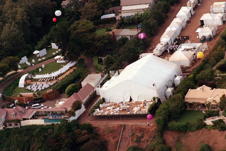 https://www.gettyimages.co.uk/detail/news-photo/an-aerial-view-of-brad-pitt-and-jennifer-anistons-wedding-news-photo/782977