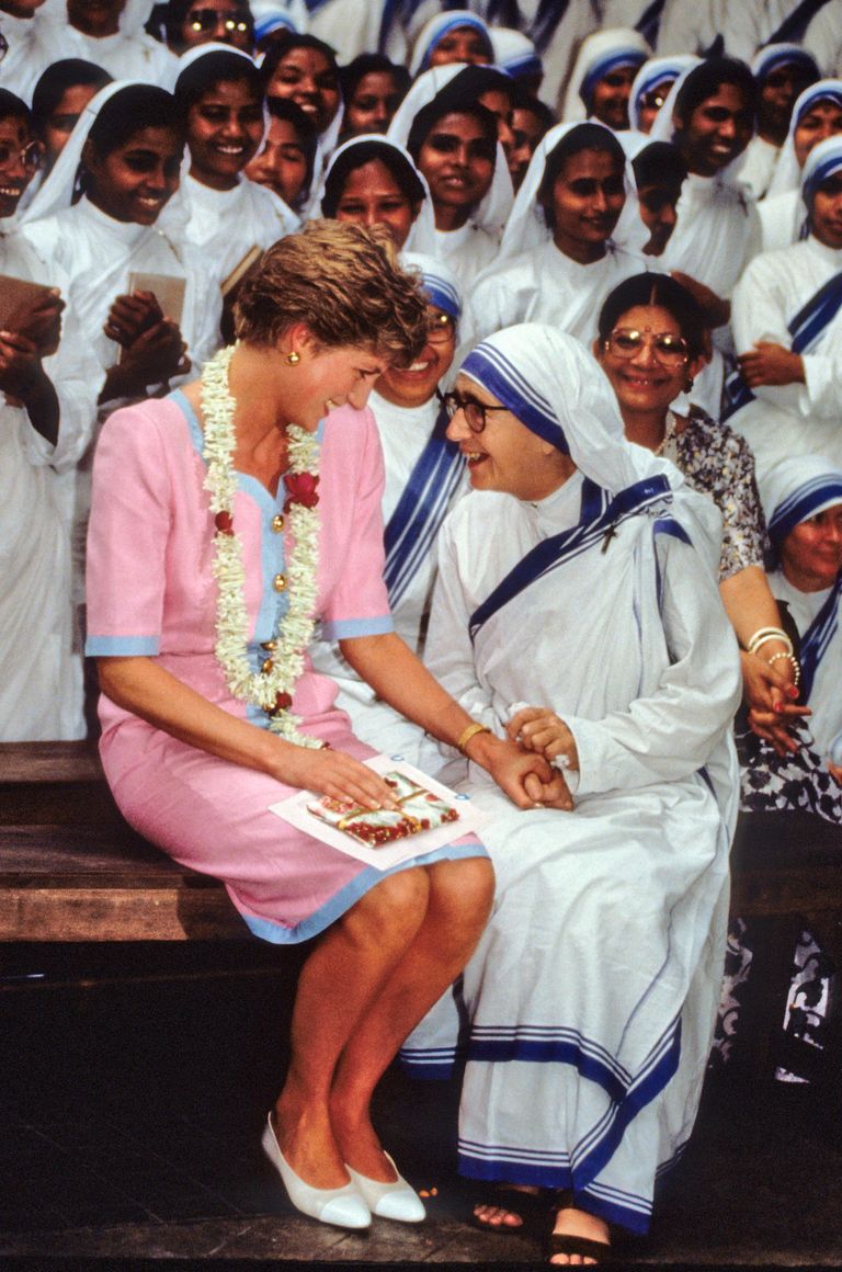 https://www.gettyimages.co.uk/detail/news-photo/princess-diana-the-princess-of-wales-holds-hands-with-a-nun-news-photo/57154213?adppopup=true