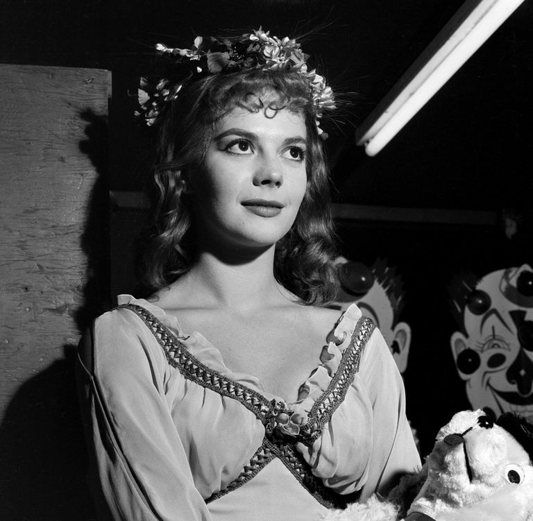 https://www.gettyimages.com/detail/news-photo/actress-natalie-wood-attends-a-halloween-party-in-los-news-photo/535927083?adppopup=true