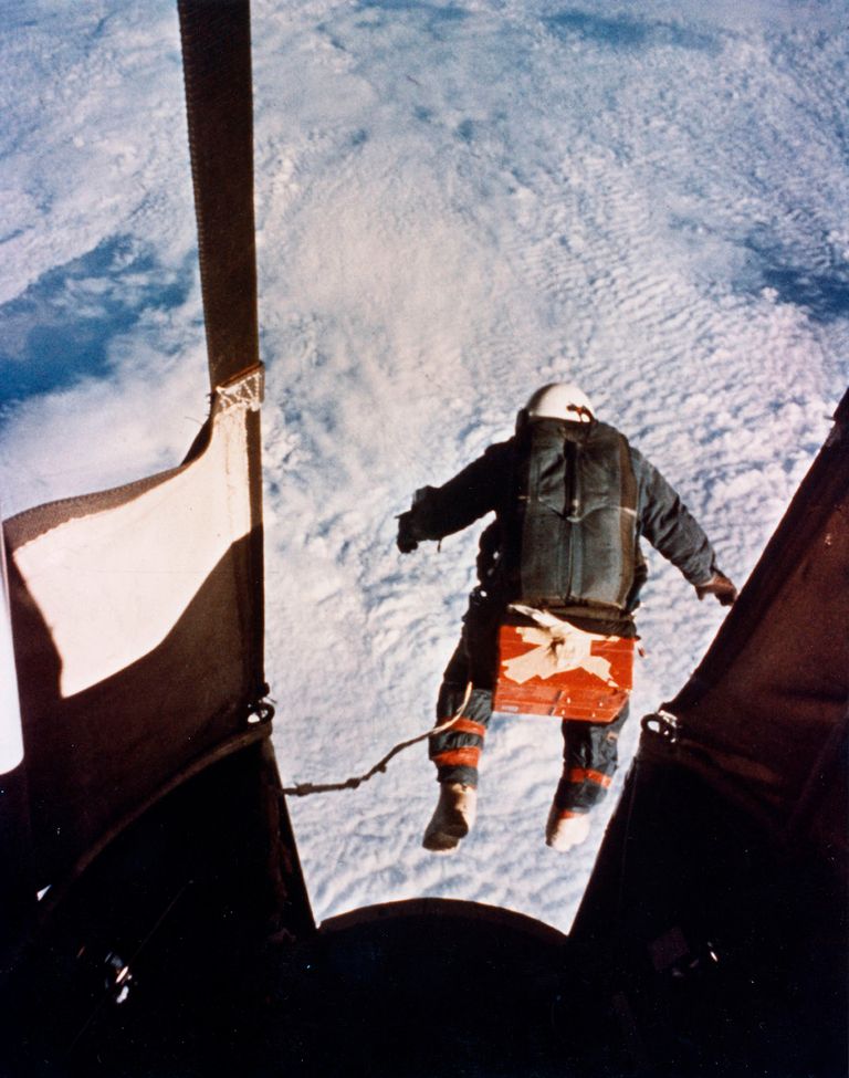 https://www.gettyimages.com/detail/news-photo/on-aug-16-col-kittinger-stepped-from-a-balloon-supported-news-photo/587832940