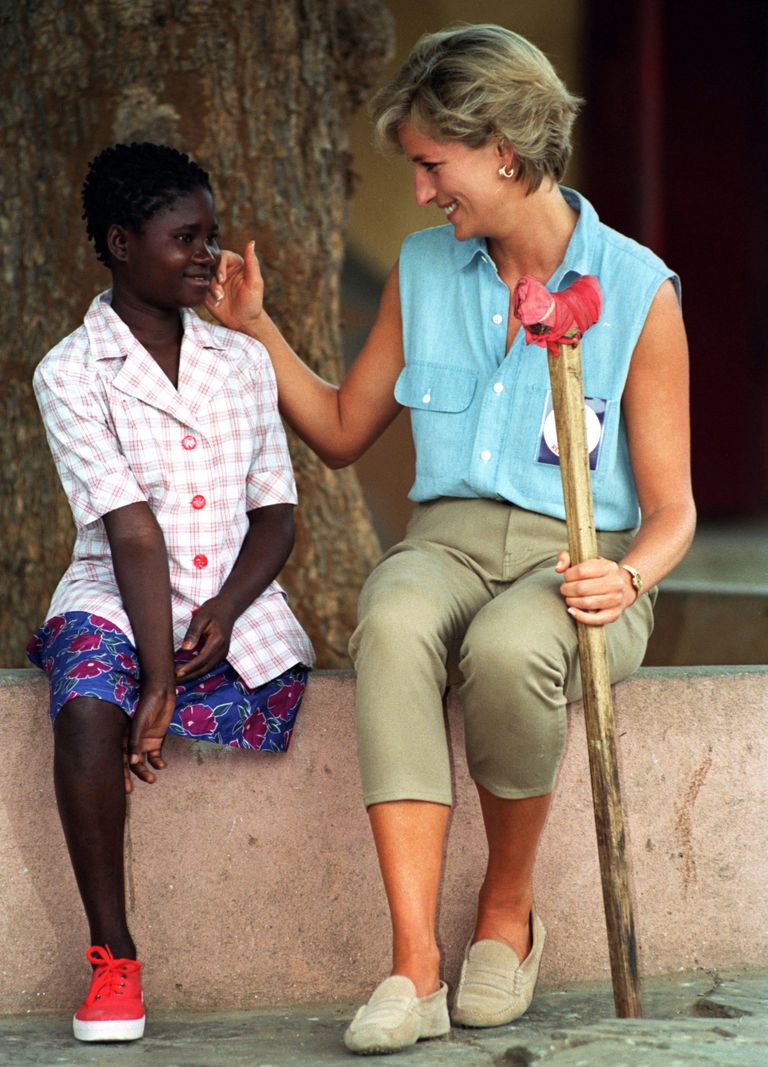 https://www.gettyimages.co.uk/detail/news-photo/diana-princess-of-wales-meets-sandra-thijika-at-neves-news-photo/52101728?adppopup=true